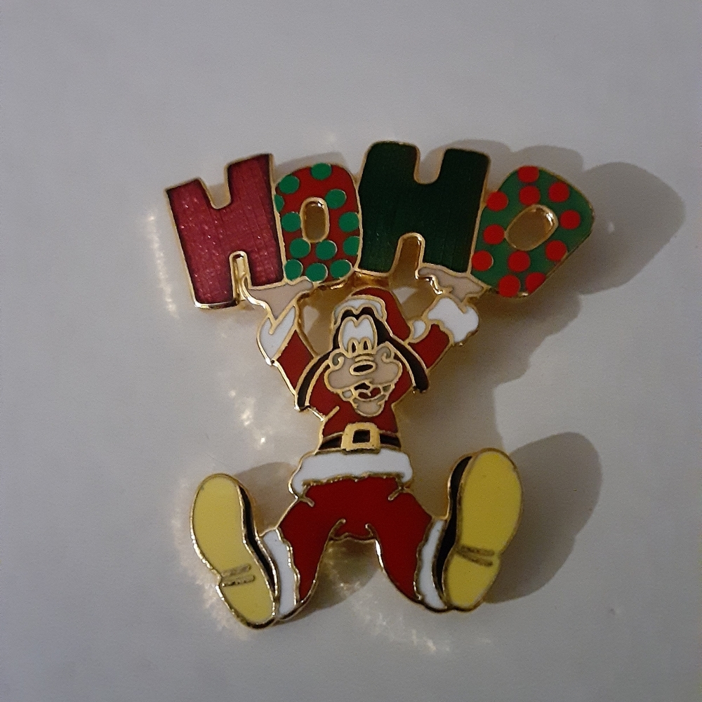 Goofy xmas pin
